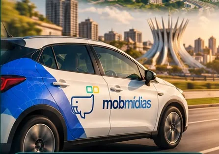 Carro parceiro com a marca MobMídias circulando por Brasília, com a Catedral ao fundo